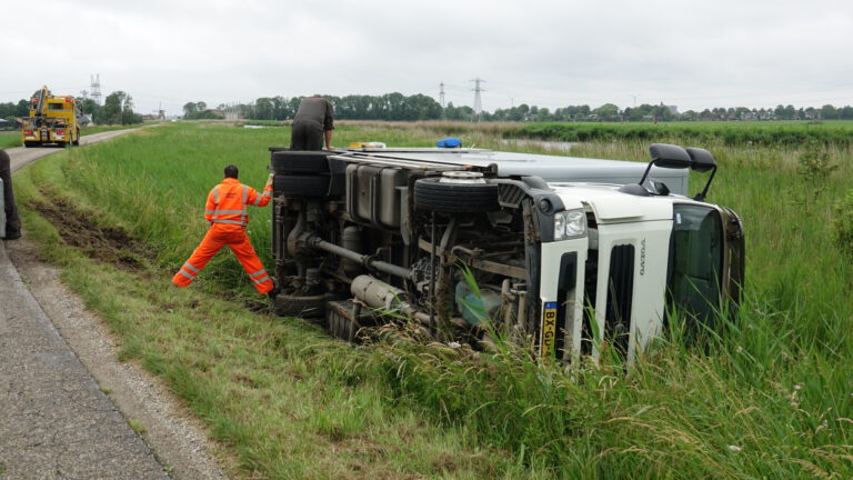 Vrachtwagen raakt van Noordschermerdijk en eindigt in sloot