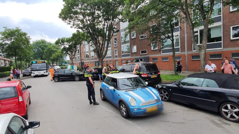 Bestuurder van Mini maakt zich na botsing uit de voeten