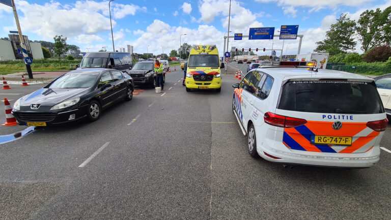 Kop-staartbotsing met drie auto’s op de Zuidtangent in Heerhugowaard