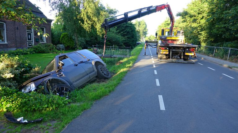 Landrover Discovery ramt voetgangersbruggetje en lantarenpaal en eindigt in greppel