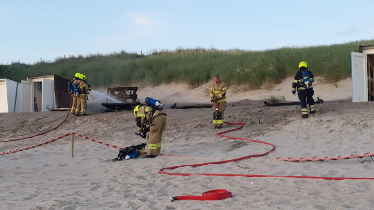 Grote brand verwoest vier strandhuisjes bij Camperduin
