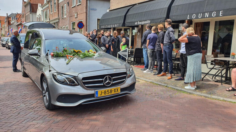 Erehaag bij uitvaart van horecaondernemer Lukas Broekmeulen van restaurants De Bourgondiër
