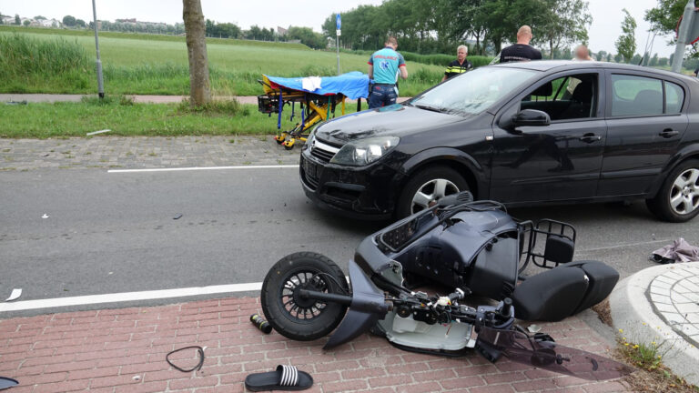 Bestuurder snorscooter gewond na aanrijding op Geestweg