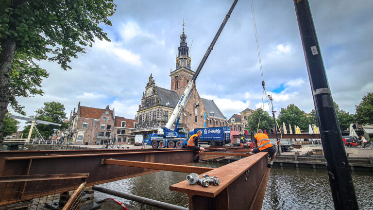 Alkmaar vrijdagavond decor van De Avondetappe; aanleg decor in volle gang