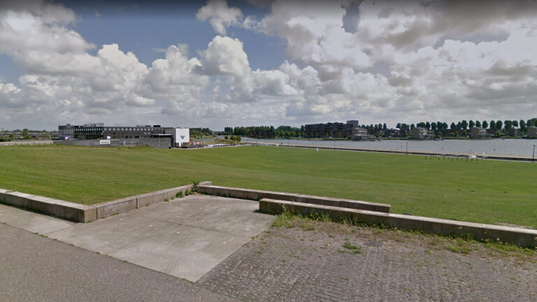 Man door twee jongens van fiets getrokken en gestoken bij Strand van Luna