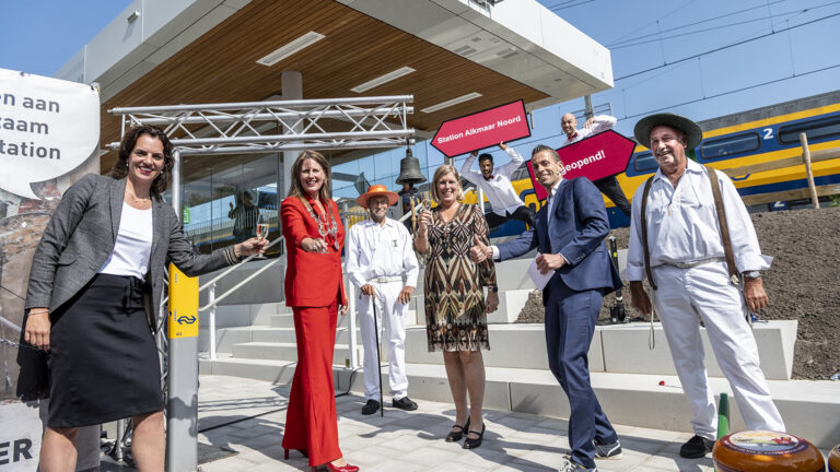Station Alkmaar Noord officieel heropend met luiden van de kaasbel