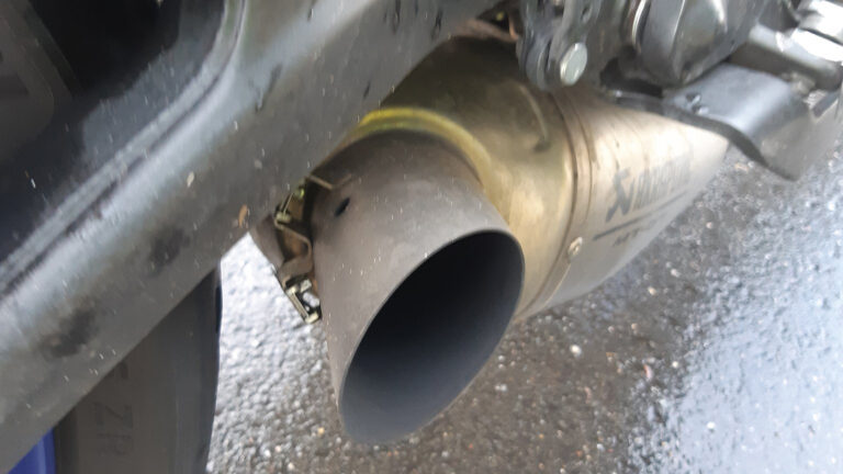 Wheelie met herriemotor op Heilooër Tolweg komt motorrijder duur te staan