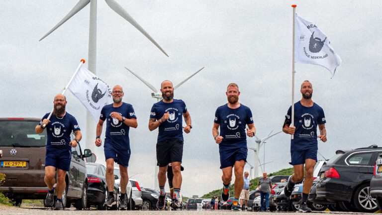 Beards4life haalt 15.000 euro op voor Hersenstichting met kustloop