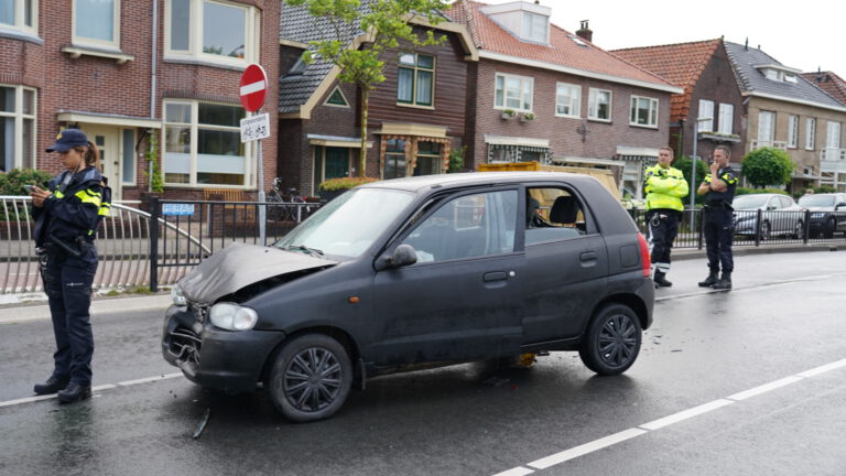 Wateroverlast bij Friesebrug leidt tot kop-staartbotsing met drie auto’s