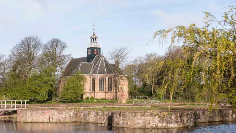 Bevrijdende gedichten en muziek op zomerse zondagavond in Slotkapel Egmond 🗓