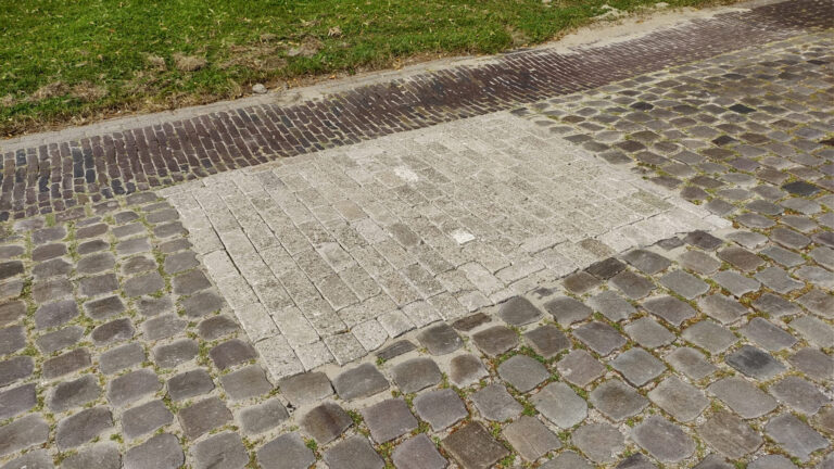 Vierkanten uit Alkmaarse Munnikenweg verwijderd voor onderzoek
