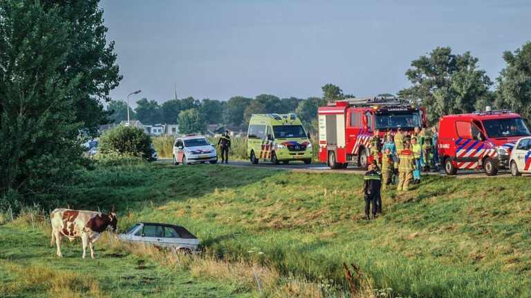 Hulpdiensten massaal naar Oudkarspel voor ‘auto te water’