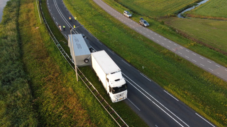 Gekantelde aanhanger met botsautootjes versperd N9