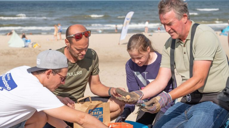 Strandschoonmaak van Boskalis Beach Cleanup doet Bergen aan: “Heel veel sigarettenpeuken geoogst”