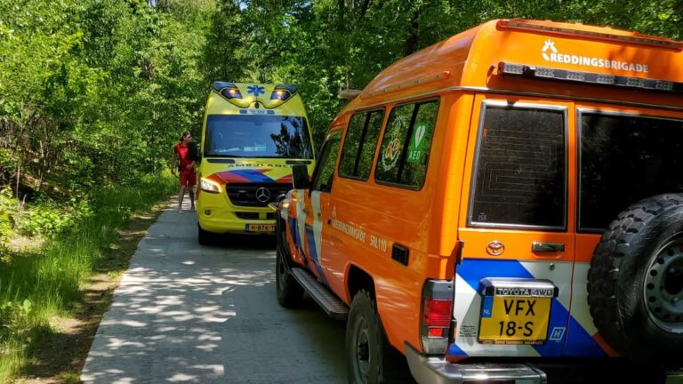 Wielrenner maakt forse val op Schoorlse Zeeweg