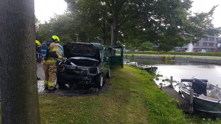 Auto in brand aan Blekerskade in Alkmaar