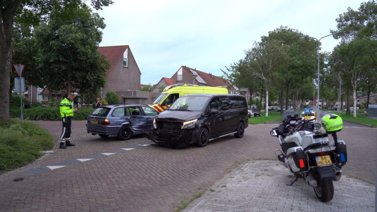 Twee auto’s zwaar beschadigd na aanrijding op Rosendaal Heiloo, geen gewonden