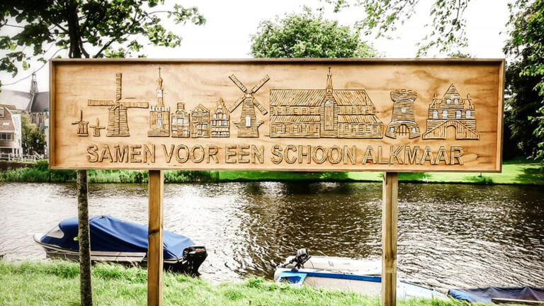 Kunstwerk van weggegooide sigarettenpeuken langs Geestersingel in Alkmaar