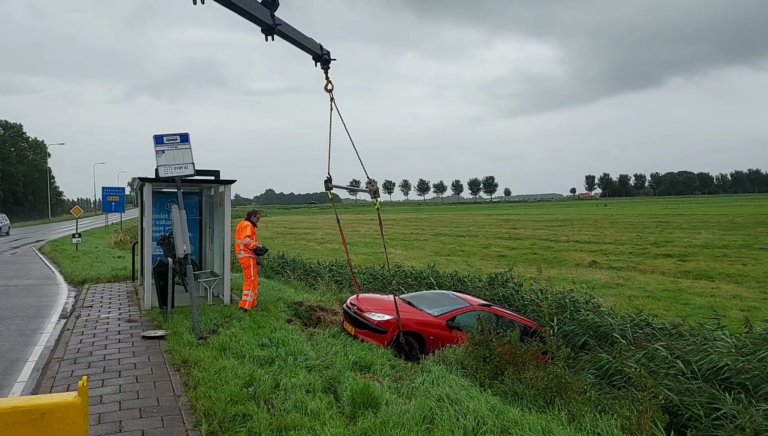 Automobilist belandt in slootje naast N243 vanwege overstekende fietser
