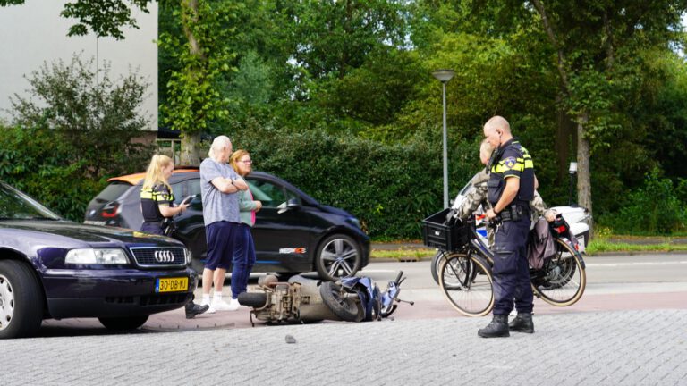 Bestuurder snorscooter naar ziekenhuis na aanrijding met auto op Muiderwaard