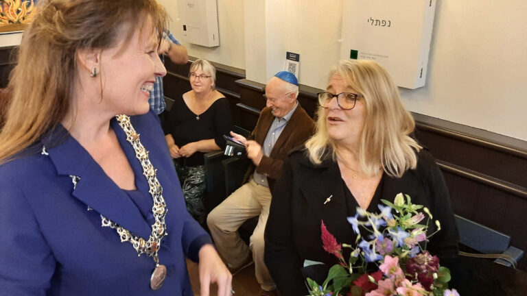 Ere-insigne in goud voor mevrouw Citroen tijdens afscheidsreceptie in Synagoge Alkmaar