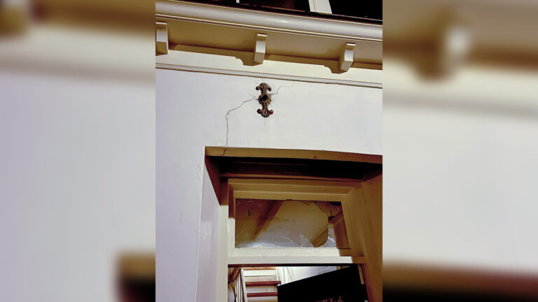 Flinke nachtelijke knal veroorzaakt scheur in buitenmuur van huis aan Pompplein in Egmond
