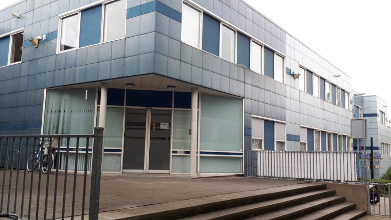 Wraakactie van overlastgever: hoop poep van 1 meter voor oude politiebureau De Mare