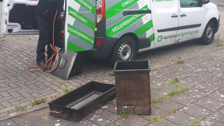 Brutale diefstal metalen bakken tijdens les brandbestrijding op parkeerterrein Amelandstraat