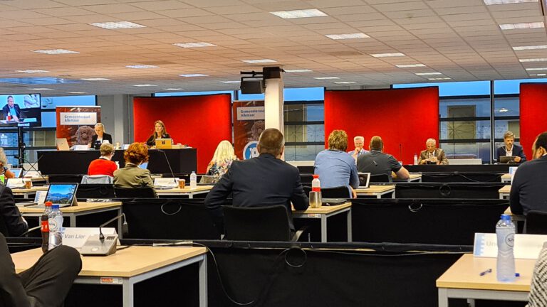 Motie van wantrouwen tegen Groenlinks en PvdA tijdens extra raadsvergadering over asielopvang