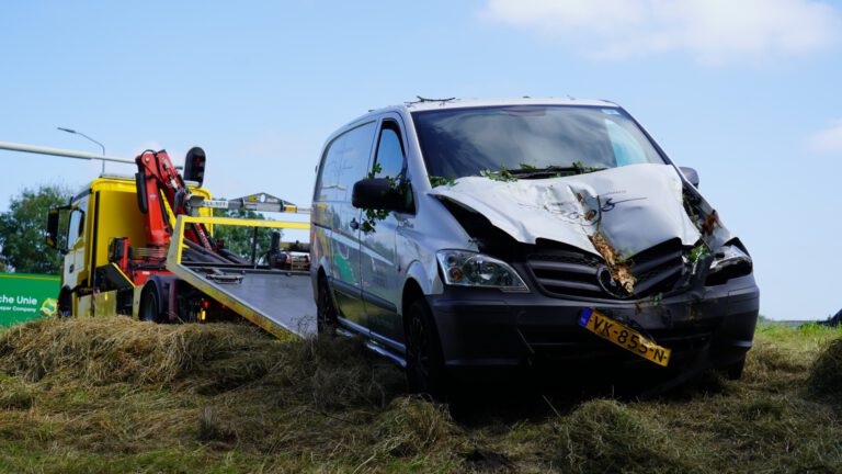 Bedrijfswagen stuurt zichzelf de bosschages in bij kruising Kogendijk en N9