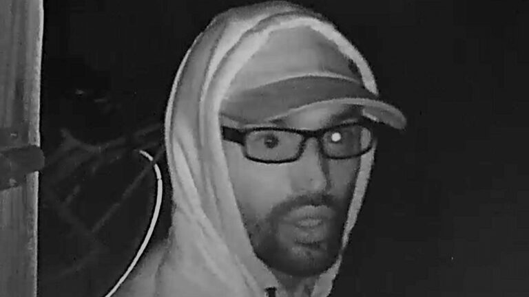 Politie geeft foto brandstichter boetiek C.F. Zeiler Boulevard vrij; wie kent deze man?