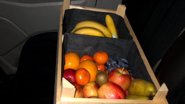 Agent Smit experimenteert bij sussen van conflicten: hij deelt fruit uit