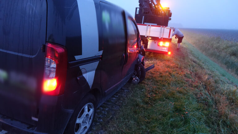 Automobilist ramt uitgebrande auto op Menningweerweg in Stompetoren