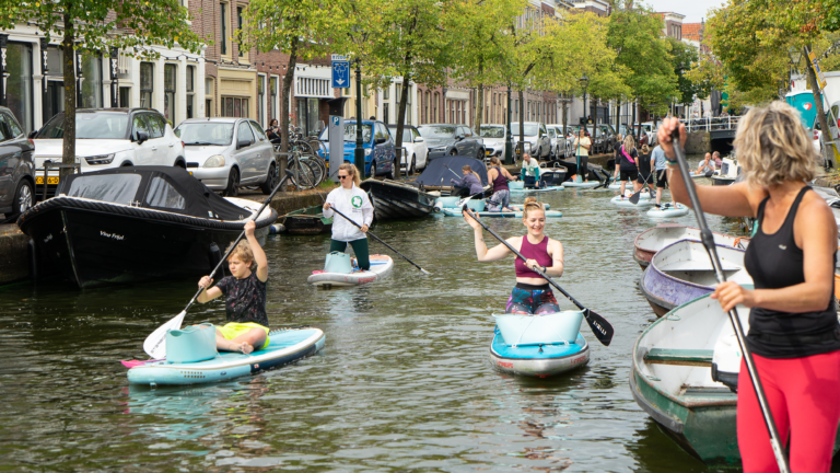 Suppers maken Alkmaarse grachten schoon tijdens World Cleanup Day