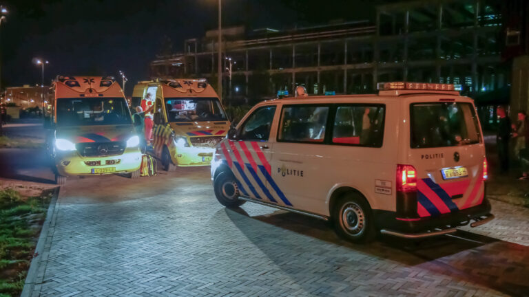 Persoon te water bij Alkmaarse Kanaalkade: hulpdiensten ruim aanwezig