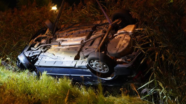 Automobilist eindigt op de kop in sloot na poging tot keren