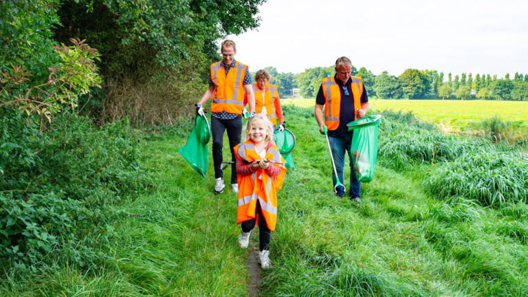 Wethouders Dijk en Waard dragen steentje bij op meest succesvolle World Cleanup Day