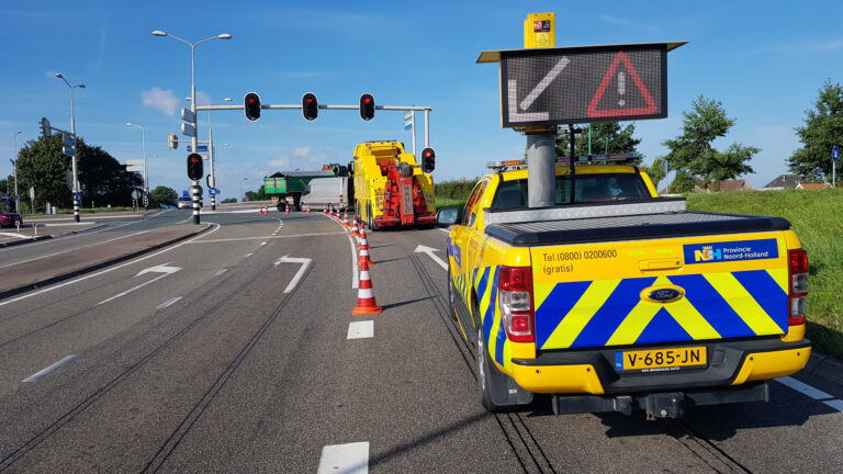 N504 vanaf N242 tijdelijk dicht door vrachtwagen met klapband
