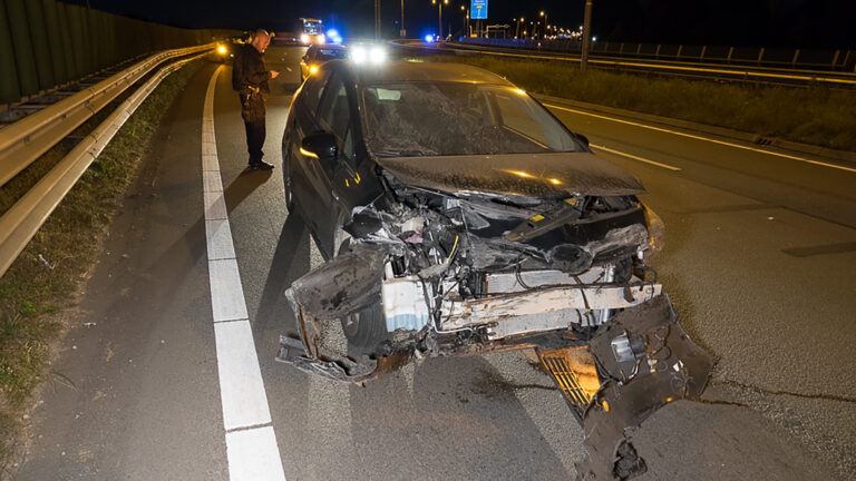 Eenzijdig ongeval op N242; buschauffeur schermt plaats ongeval af met bus