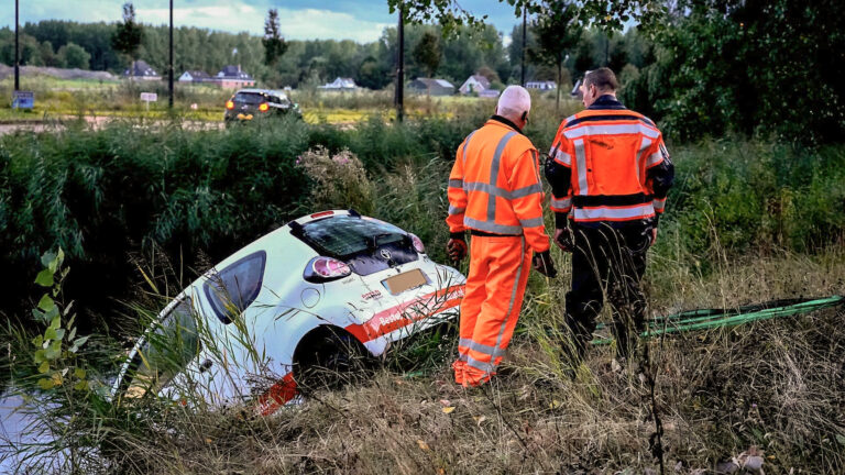 Maaltijdbezorger eindigt met auto in sloot langs Oosttangent in Heerhugowaard