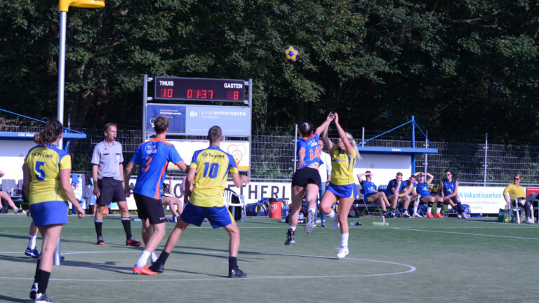 Korfballers Apollo 1 verslaan Maassluis 1 na sterk eindschot met 17-20