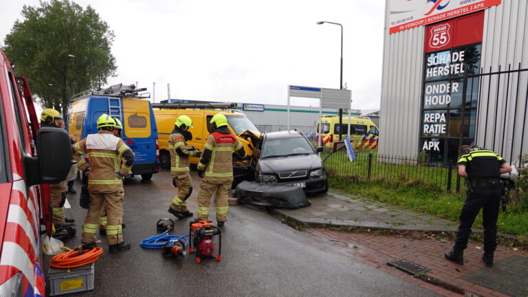 Inzittenden Volvo bekneld na aanrijding op kruising Marconistraat-Edisonstraat