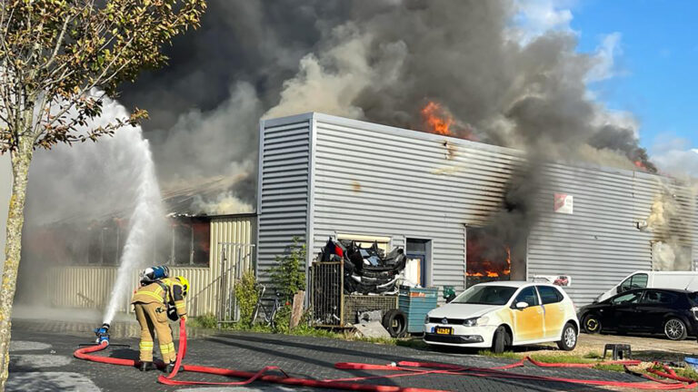 Grote brand Nobelstraat Heerhugowaard; meerdere korpsen aanwezig