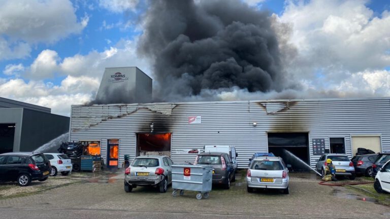 Autospuiterij verwoest bij grote brand Heerhugowaard, twee bedrijven net gered