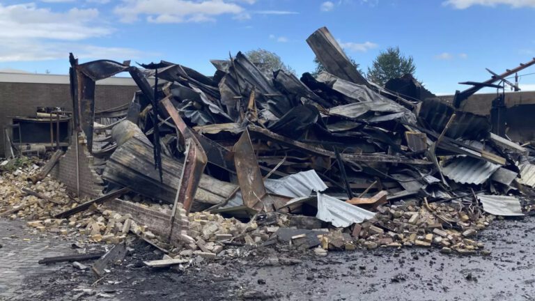 Buren afgebrand autobedrijf prijzen brandweer: “Het had veel erger af kunnen lopen”