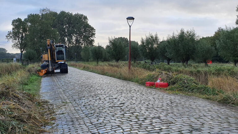 Jerrycans met chemicaliën gedumpt langs de Munnikenweg in Alkmaar