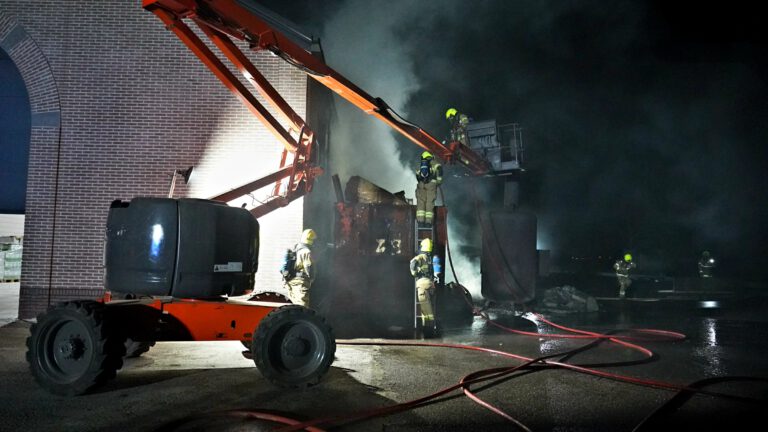 Bedrijf aan Noordervaart gespaard bij brand in afvalcontainer direct naast pand