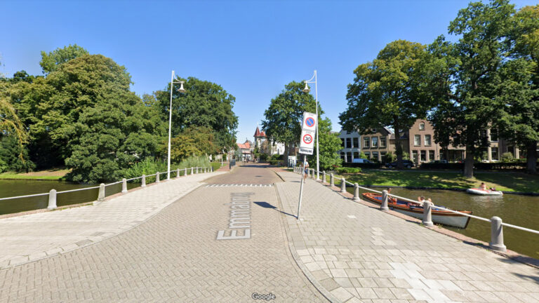 Jongens gooien pijnlijk brandende stof in gezicht van fietsster