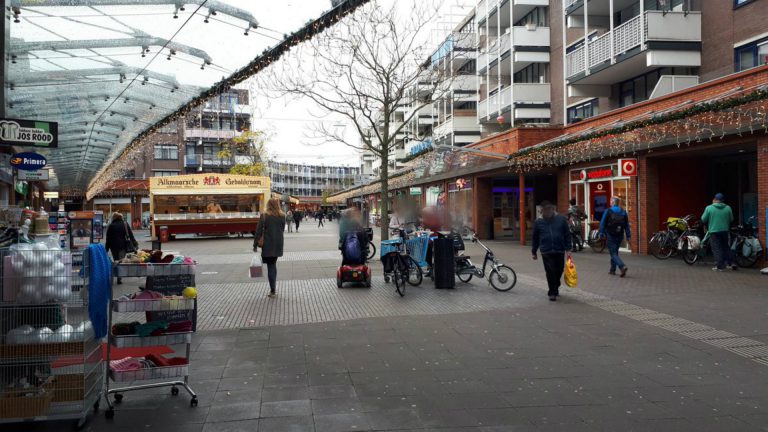 Fietsers bekeurd in winkelcentrum De Mare