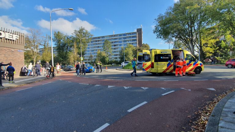 Fietsster ernstig gewond bij aanrijding op rotonde bij winkelcentrum De Hoef
